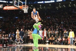  扣篮大赛创意无限，飞行大队竞逐天际