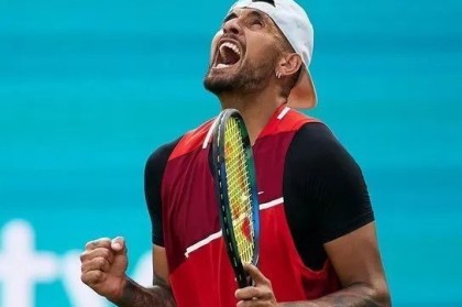  埃文斯草地驰骋，伊斯特本赛击败名将折桂