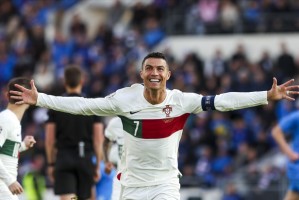  欧洲杯预选赛，葡萄牙客场完胜冰岛