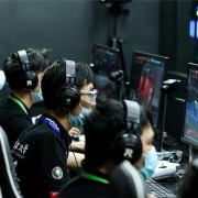  郑钦文逆风翻盘，巴黎大师赛爆冷门挺进四强