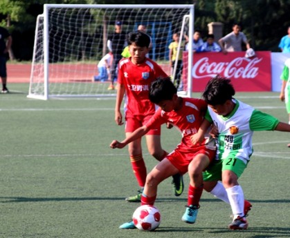  足坛名宿观战，现场指导激励士气