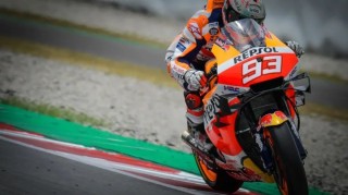  裁判判罚引争议，赛后复盘聚焦热点