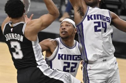  福克斯关键抢断国王终结勇士连胜