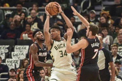  热火巴特勒强硬突破造犯规罚球制胜