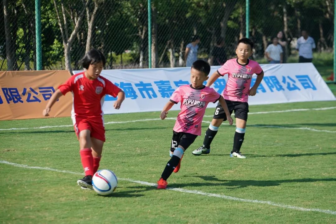  国际邀请赛开战，中外球队切磋技艺