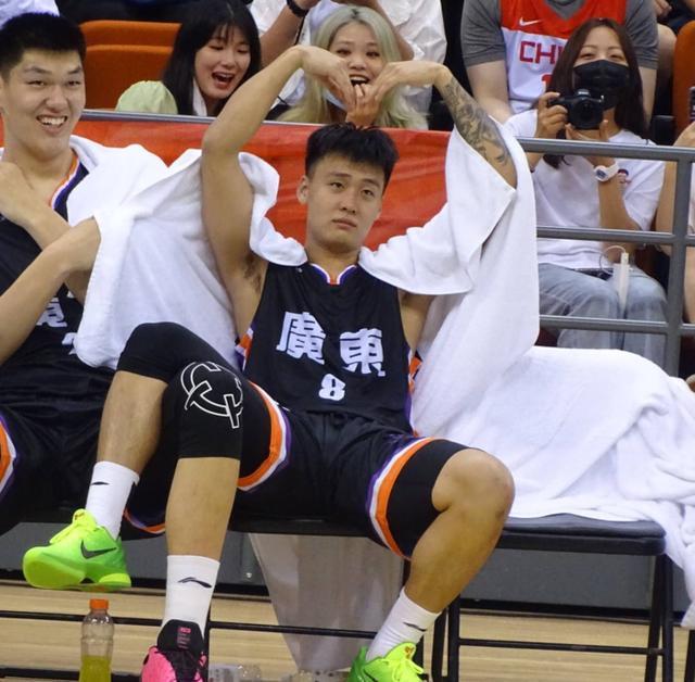  篮球明星慈善赛传递正能量