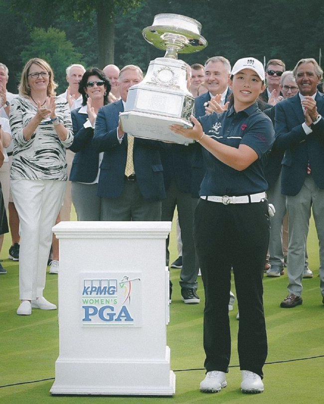  女篮姑娘们勇夺联赛冠军创佳绩