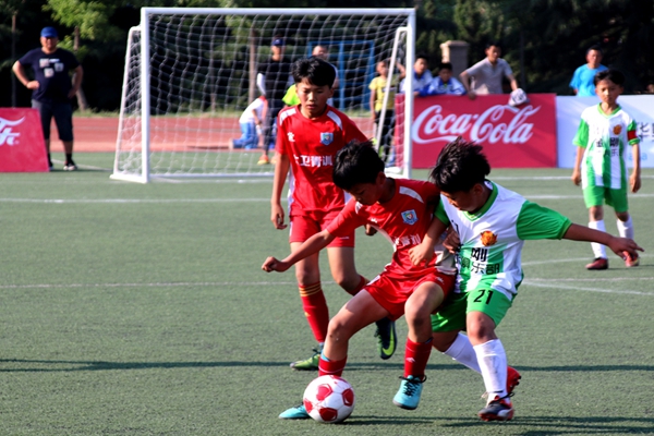  足坛名宿观战，现场指导激励士气